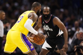 开云体育-包含詹姆斯迎来十二赛季出色发挥，快船观众热烈欢呼！赛场气氛高涨的词条