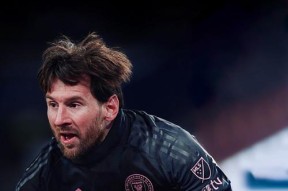 开云体育-梅西在切尔西比赛中战术调整，惊险取胜引发热议！的简单介绍